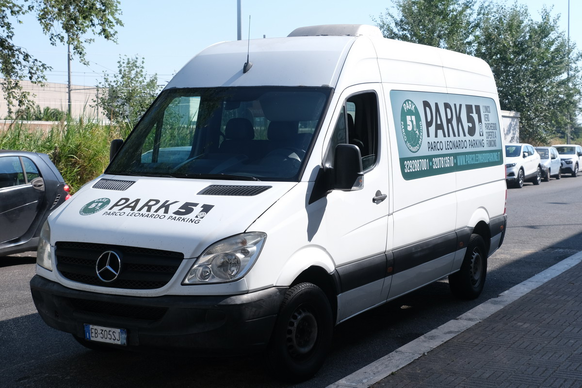 Servizio navetta e sicurezza: cosa offre davvero un parcheggio auto sicuro a Fiumicino